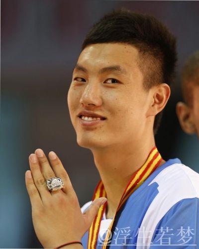 CBA揭幕战前，上赛季冠军戒指隆重颁发